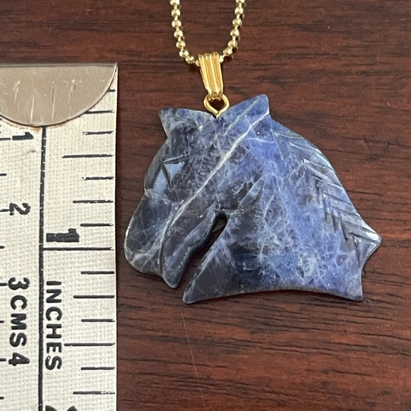 Carved natural sodalite horse pendant & 18K gold plated chain - Picture 6 of 8